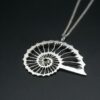 pendentif en forme de coquillage en argent 925 serti d'un Diopside