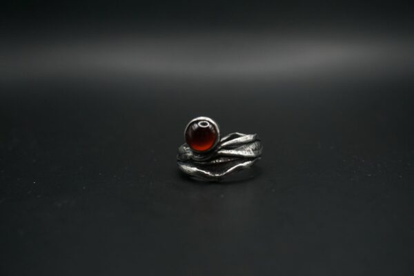 bague en argent sertit d'un grenat